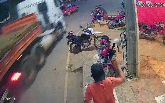 Carreta desgovernada atinge carro e invade casa na Bahia