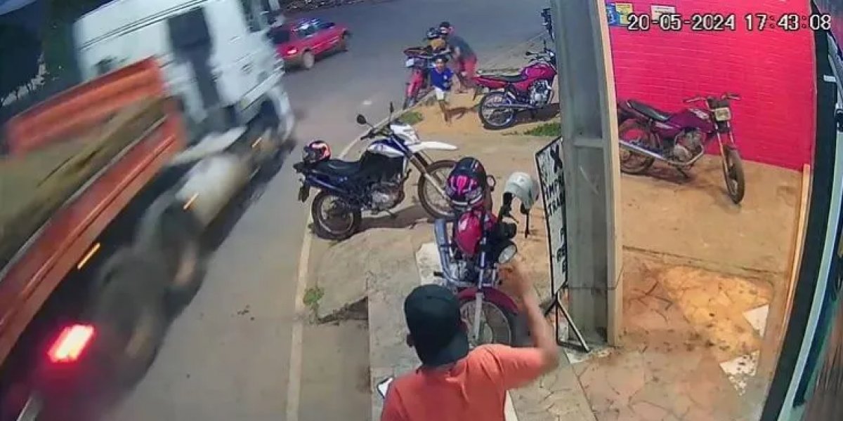 Carreta desgovernada atinge carro e invade casa na Bahia
