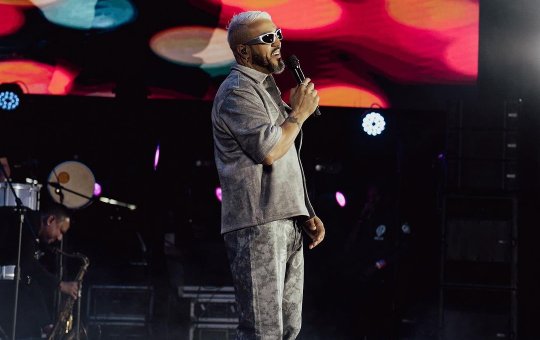 Belo aparece com aliança mas nega reconciliação com Gracyanne Barbosa