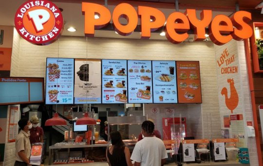 Rede de fast-food distribuirá mini filés de frango grátis para pessoas baixas