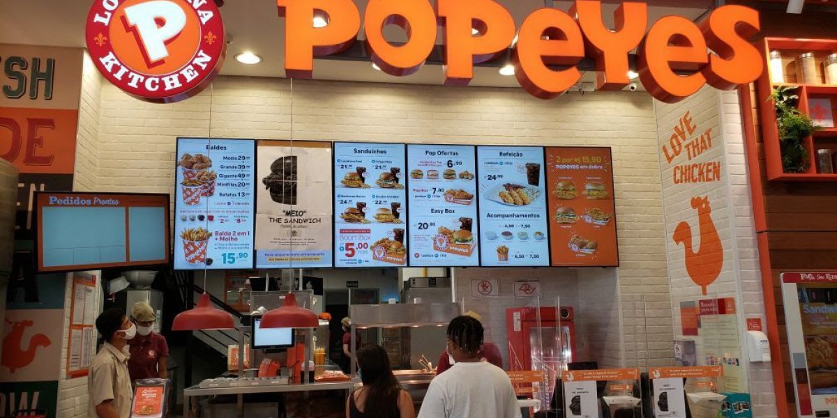 Rede de fast-food distribuirá mini filés de frango grátis para pessoas baixas