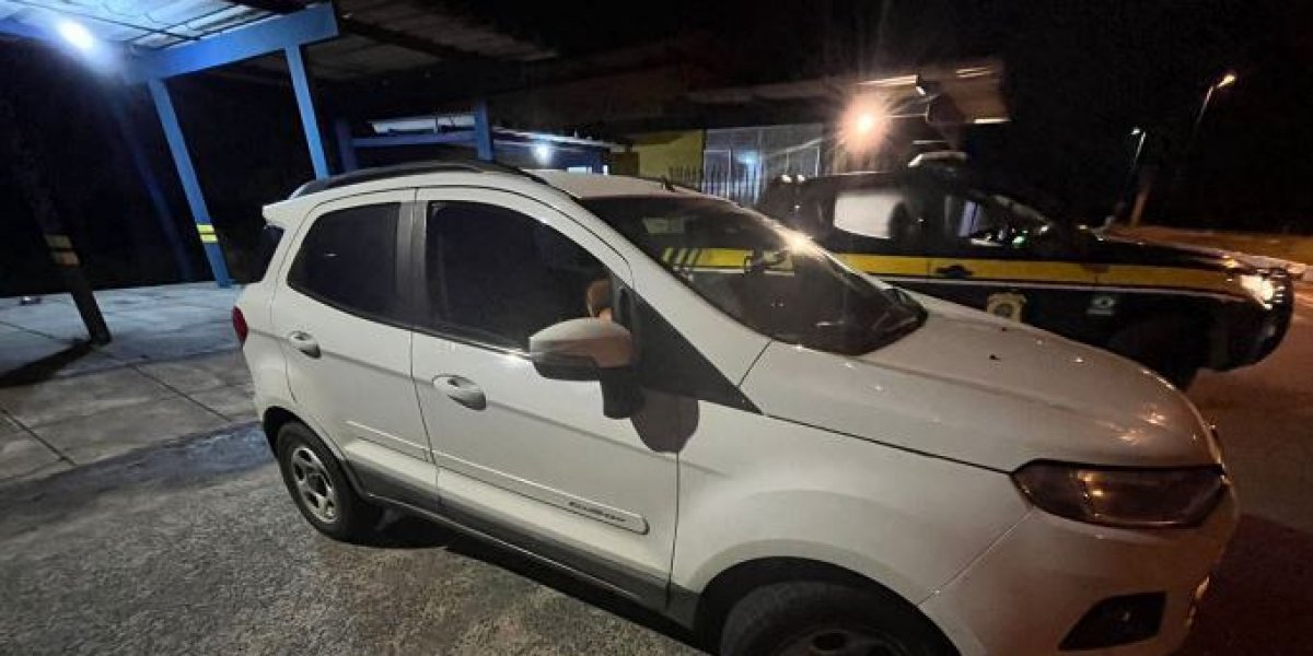 PRF recupera carro roubado em São Gonçalo dos Campos