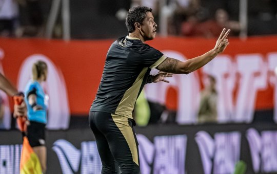 Carpini comenta sobre as críticas ao lateral Zeca