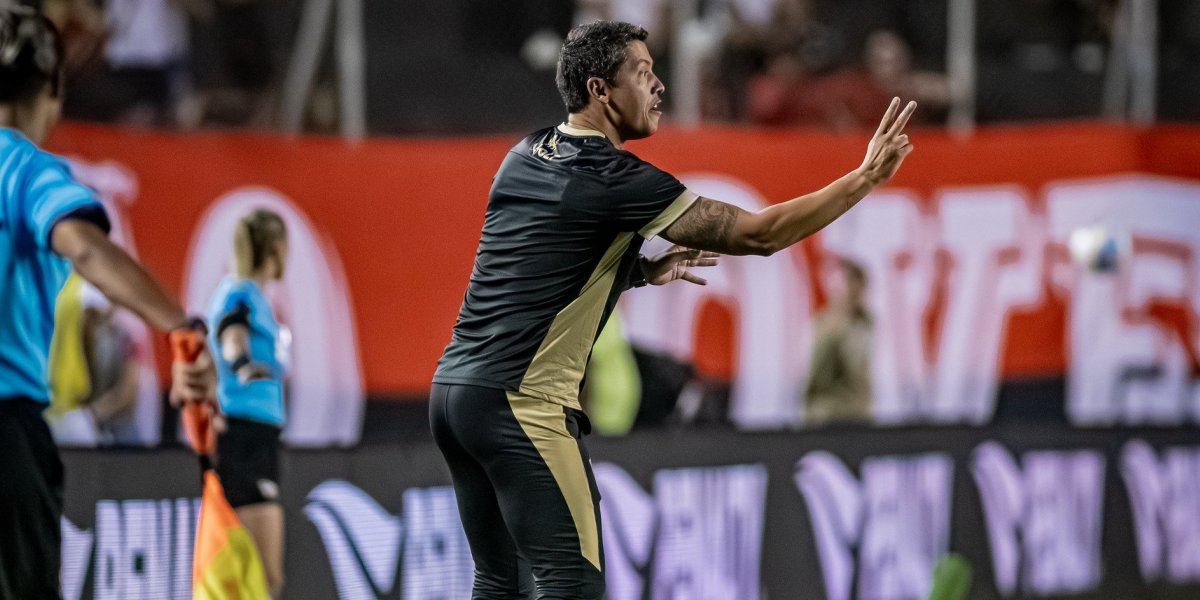 Carpini comenta sobre as críticas ao lateral Zeca