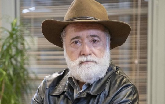 Tony Ramos tem melhora e caminha pelo hospital 