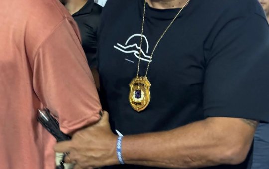 Homem é preso após invadir audiência e ameaçar juíza na Bahia