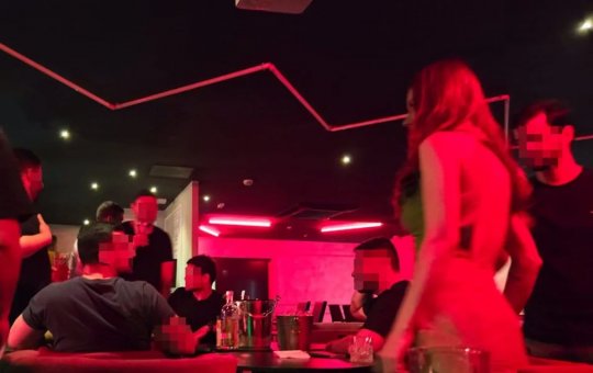 Políticos são flagrados em boate com bebidas e garotas de programa em Brasília