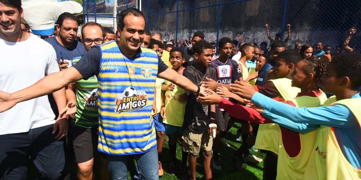 Prefeitura de Salvador entrega campo de grama sintética em Novo Horizonte