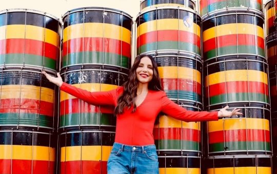 Ivete Sangalo completa 52 anos com homenagem na Times Square e apelo solidário