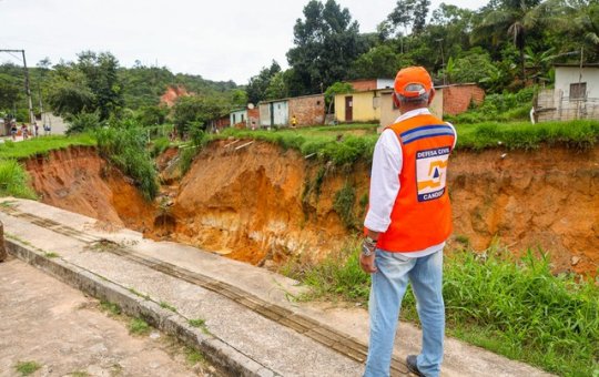Casas são demolidas por conta de cratera na região de Candeias 