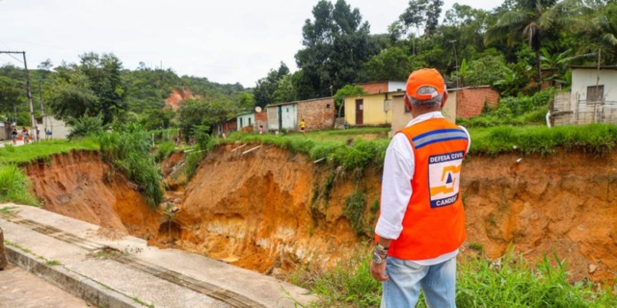 Casas são demolidas por conta de cratera na região de Candeias