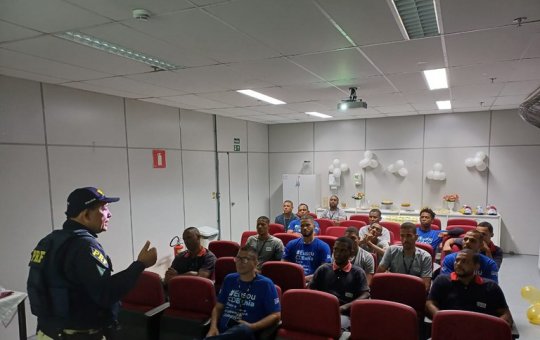 PRF realiza ação educativa do Maio Amarelo em Lauro de Freitas