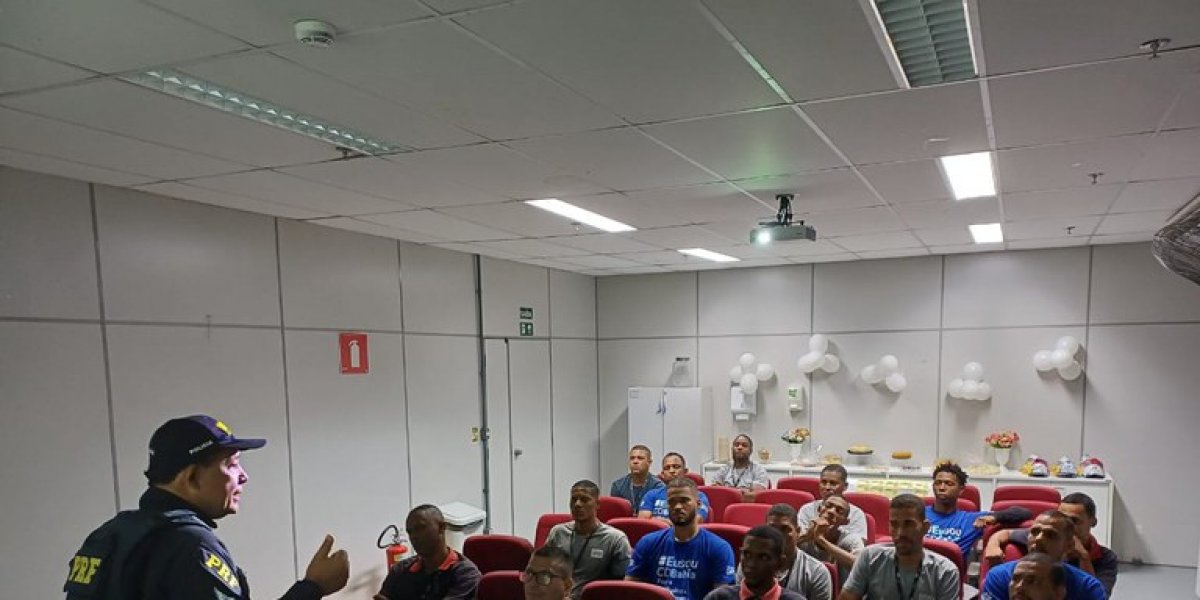 PRF realiza ação educativa do Maio Amarelo em Lauro de Freitas