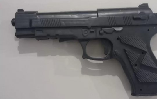 Homem é preso portando arma falsa em município baiano 