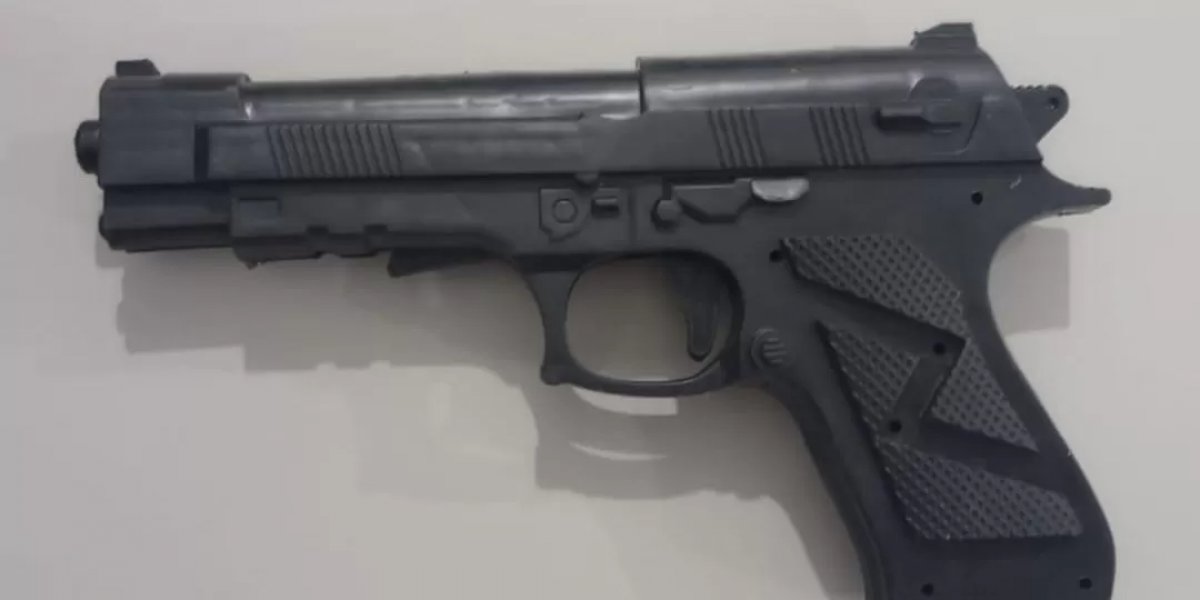 Homem é preso portando arma falsa em município baiano