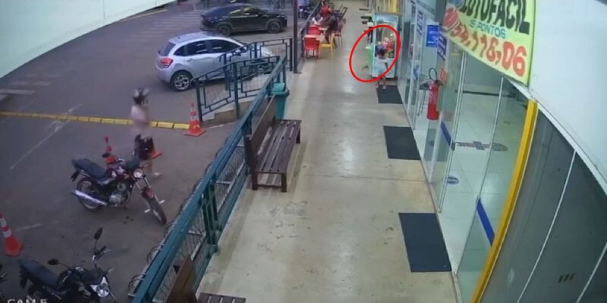 Bebê de 1 ano fica presa em máquina de pelúcias em Cuiabá