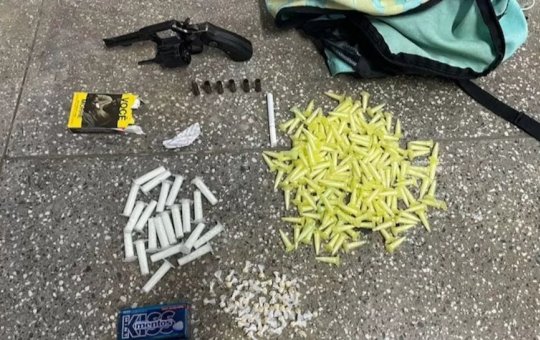Arma de fogo e drogas são apreendidas em Saramandaia