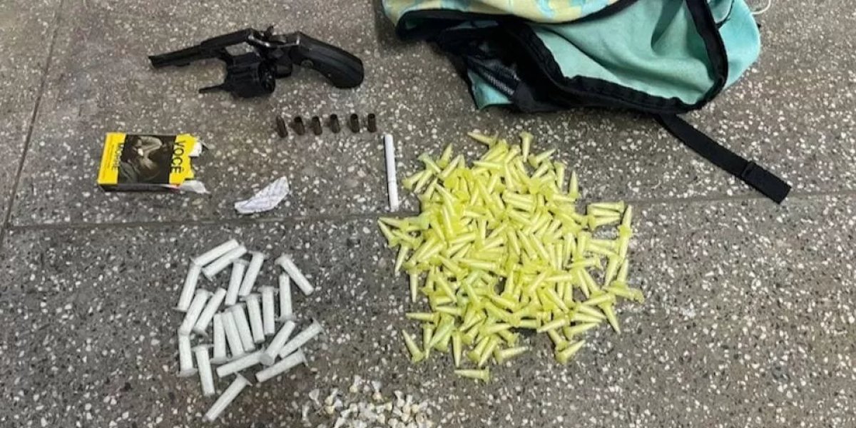 Arma de fogo e drogas são apreendidas em Saramandaia