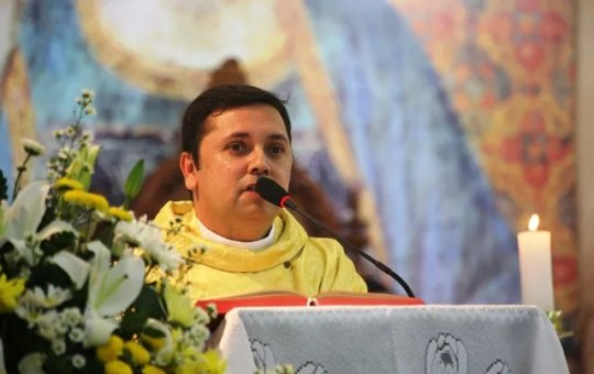 Padre que puxou bebê em batizado é denunciado