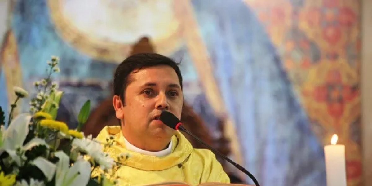 Padre que puxou bebê em batizado é denunciado