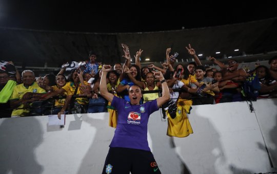 Dupla Ba-Vi oferece desconto para jogo da seleção feminina