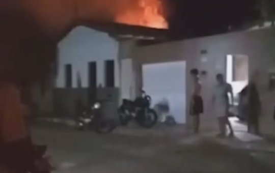 Explosão de celular causa incêndio e destrói casa no sudoeste da Bahia