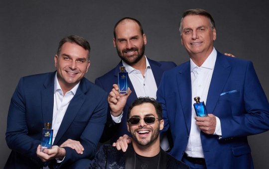 Bolsonaro posa ao lado de filhos e influencer para lançamento de perfume