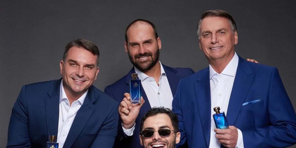 Bolsonaro posa ao lado de filhos e influencer para lançamento de perfume