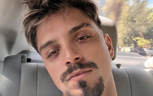 Ator da Globo diz se sentir aliviado após dizer que é bissexual