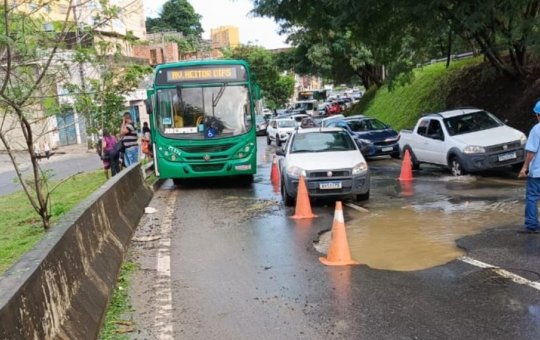 Tubulação rompe e causa transtornos na Estrada da Rainha