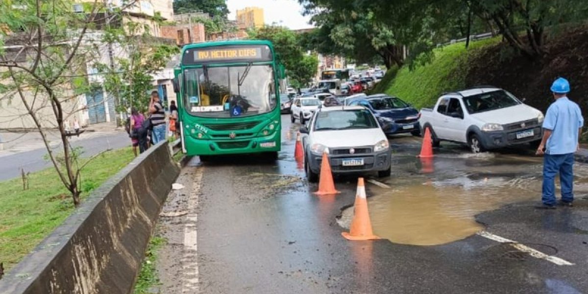 Tubulação rompe e causa transtornos na Estrada da Rainha