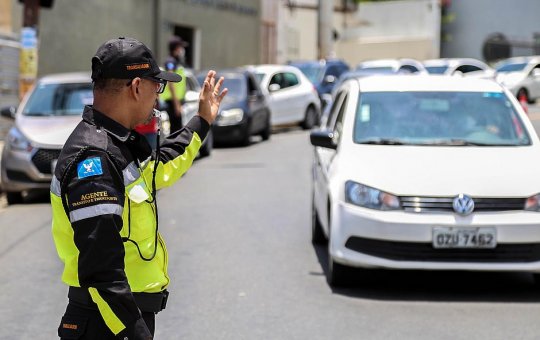 Homem fica ferido após carro capotar na Avenida ACM