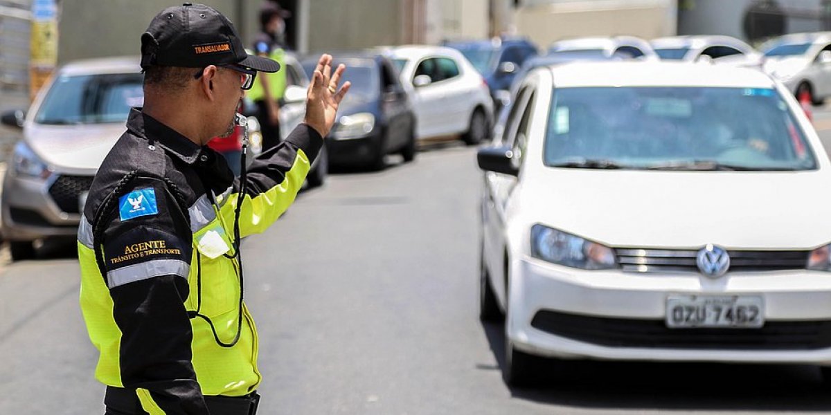 Homem fica ferido após carro capotar na Avenida ACM