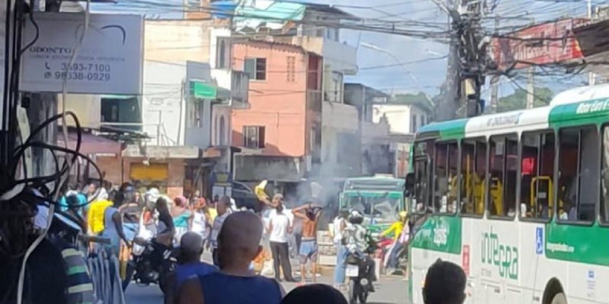Moradores de São Marcos realizam protesto na principal via do bairro