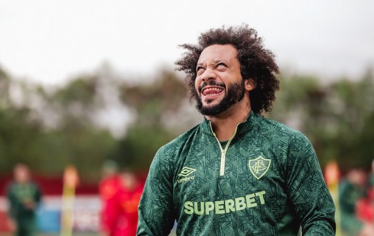 Após polêmica com torcedor, Marcelo debocha "sim, ela tem educação"