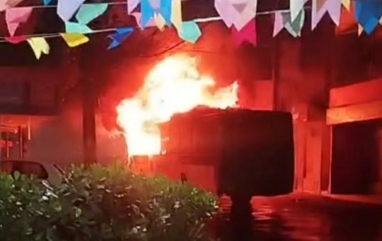 Em chamas: Ônibus é incendiado em São Marcos