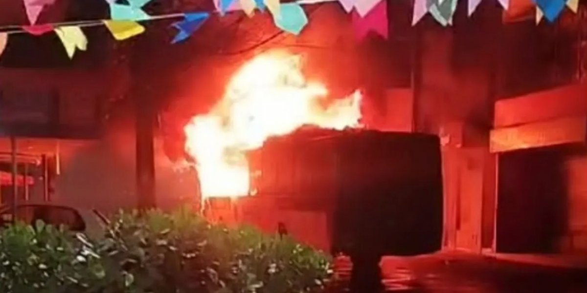 Em chamas: Ônibus é incendiado em São Marcos