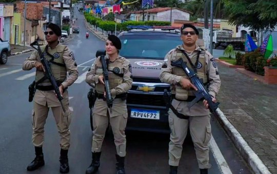 Suspeitos de roubo são presos após perseguição e troca de tiros em Salvador