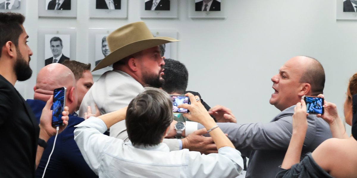Deputado Zé Trovão parte para cima de colega parlamentar, veja