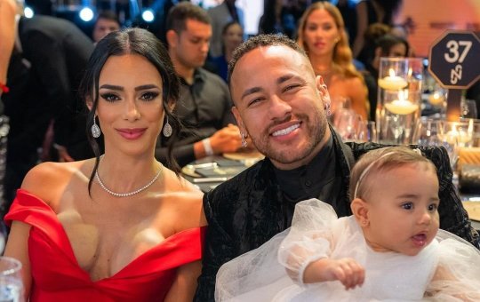 Húngara que alega filho com Neymar pede apreensão de passaporte do jogador
