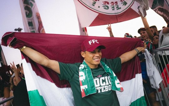 Thiago Silva é aclamado pela torcida do Fluminense em seu retorno