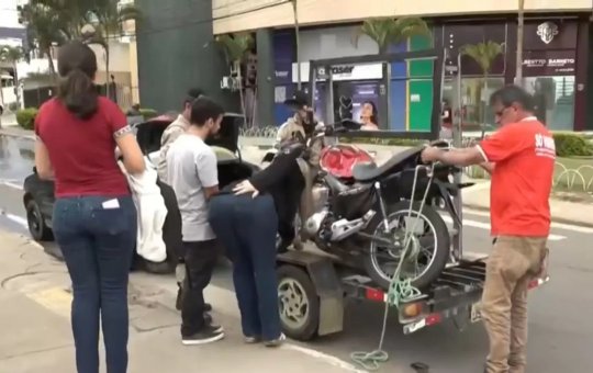Motociclista fica ferida após ser atropelada por caminhão