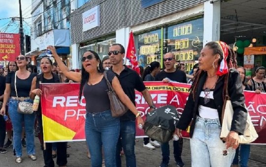 Enterro simbólico em homenagem a prefeito da cidade, veja: