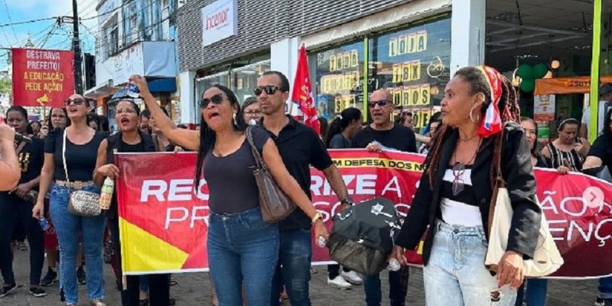 Enterro simbólico em homenagem a prefeito da cidade, veja: