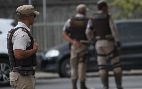 Dois suspeitos morrem e PM é baleado em confronto no interior da Bahia