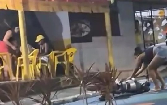 Traição: Mulher destrói moto do marido ao flagrá-lo com amante em bar