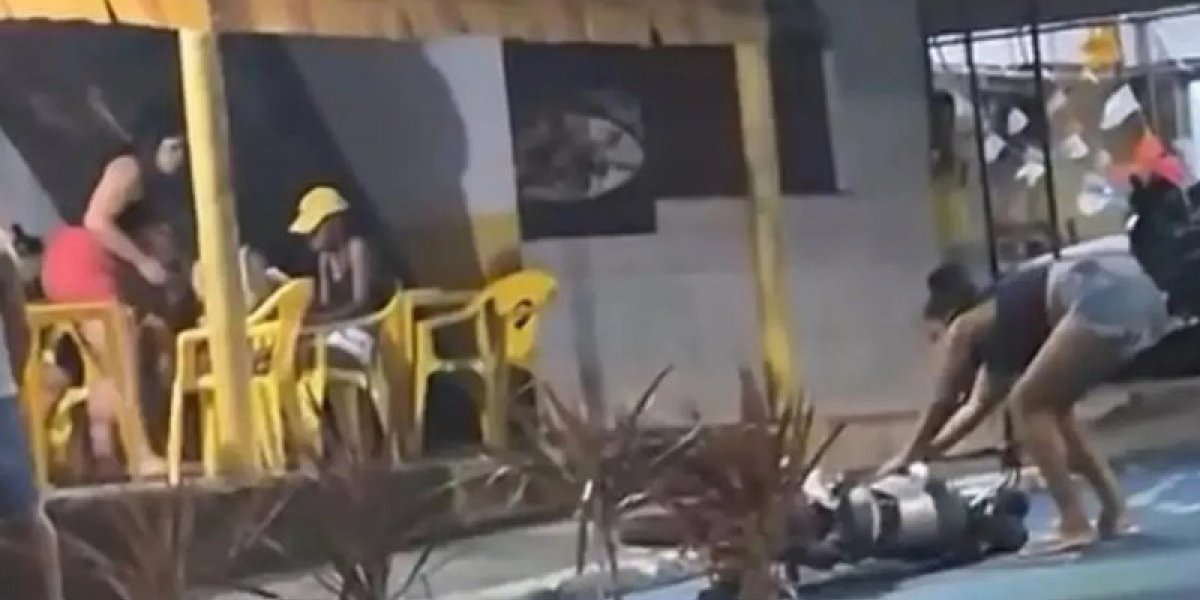 Traição: Mulher destrói moto do marido ao flagrá-lo com amante em bar