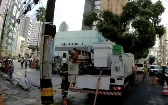 Árvore cai e interrompe fornecimento de energia no bairro da Graça