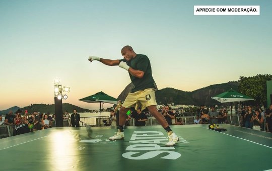 Anderson Silva goupeia Chico Moedas em treino aberto