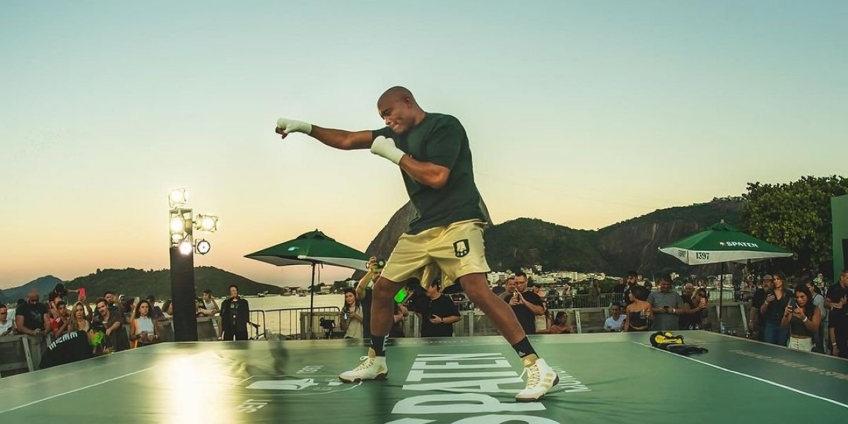 Anderson Silva goupeia Chico Moedas em treino aberto